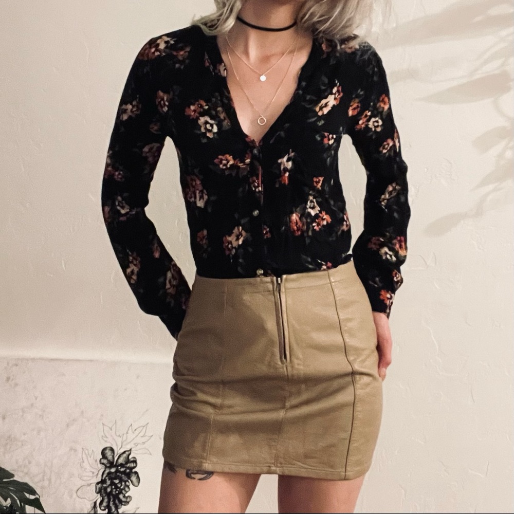 Floral button down - Picture 3 of 7